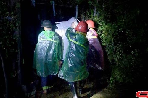 Phòng Cảnh sát PCC và CNCH tham gia giúp nhân dân di chuyển tài sản