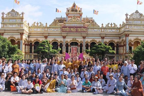 Ban Hướng dẫn Phật tử TP.HCM cúng dường các trường hạ miền Tây