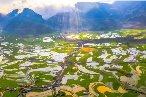 Lên vùng cao Tây và Đông Bắc khám phá mùa nước đổ