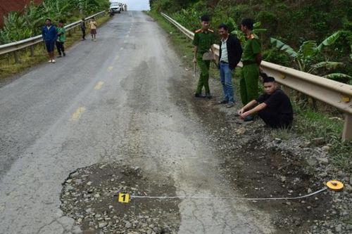 Chủ gara xe thuê người đào phá QL28B để ôtô nổ lốp