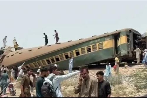 Tàu hỏa trật bánh ở Pakistan khiến hơn 60 người thương vong