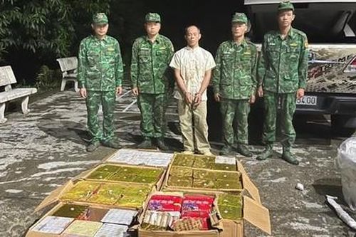 Vận chuyển hàng trăm kg pháo lậu qua biên giới giữa đêm mưa
