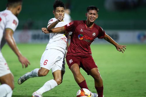 Phi Sơn lập siêu phẩm đánh bại Đặng Văn Lâm, CLB Hà Tĩnh cầm hòa Bình Định