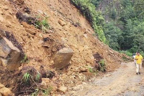 Sạt lở khiến cung đường đến điểm du lịch Y Tý bị gián đoạn