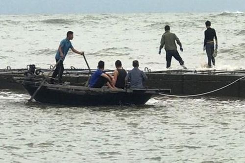Đi đánh cá, bố mẹ và con trai mất tích trên biển