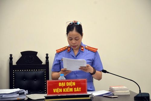 Nữ Kiểm sát viên bật khóc khi công bố cáo trạng truy tố chủ quán karaoke để xảy ra hỏa hoạn khiến 3 chiến sỹ Công an hy sinh