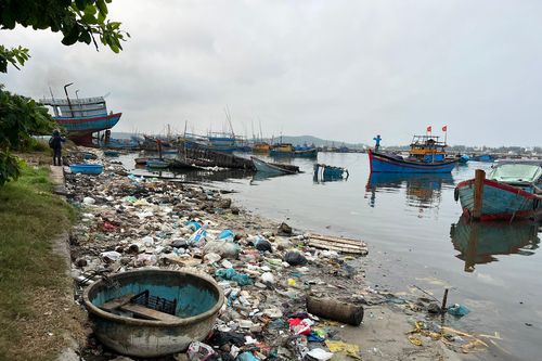 Quảng Ngãi: Tập trung xử lý xác tàu cá nằm bờ trước ngày 15.10