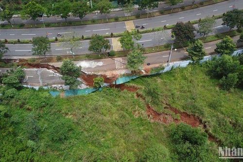 Dòng chảy ngầm xuất hiện dưới điểm sụt lún đường Hồ Chí Minh ở Đắk Nông