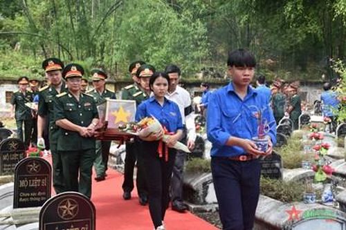 Vượt khó đi tìm đồng đội