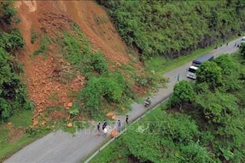 Mưa lũ làm 8 người chết, 3 người bị thương, nhiều nhà bị sập đổ