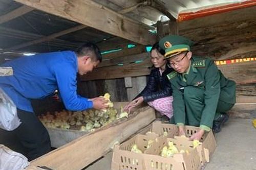 Chàng sĩ quan trẻ giúp dân nơi biên giới