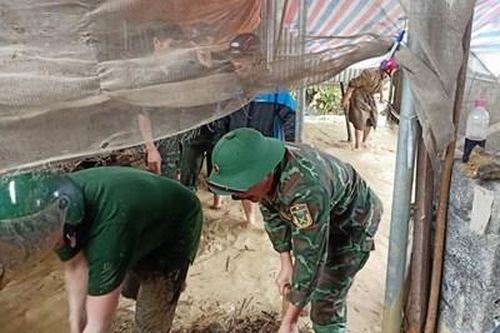 Bộ đội, dân quân tự vệ tích cực giúp nhân dân ứng phó, khắc phục hậu quả thiên tai