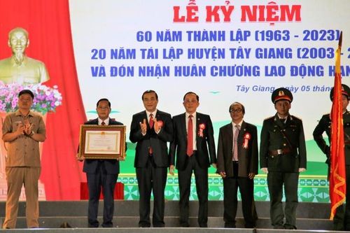 Huyện Tây Giang đón nhận Huân chương Lao động hạng Nhì
