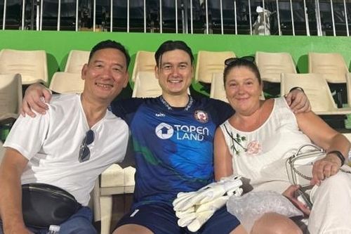 V-League 2023: Bố mẹ và bạn gái Đặng Văn Lâm ra sân Quy Nhơn ủng hộ thủ thành Việt kiều