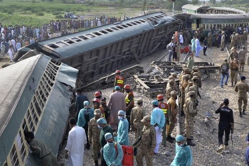 Số người chết tăng cao trong vụ tàu hỏa trật đường ray ở Pakistan