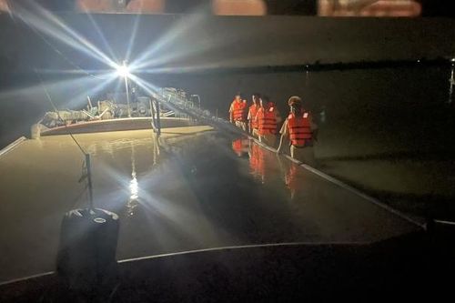 Cảnh sát đường thủy bắt giữ tàu hút cát trái phép lúc nửa đêm