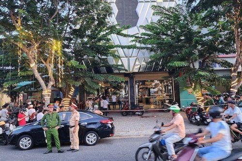 Nhân viên quán karaoke chém khách tử vong