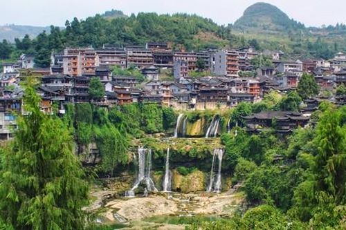 Bí mật những ngôi nhà nằm chênh vênh trên thác nước suốt 2000 năm mà không đổ?