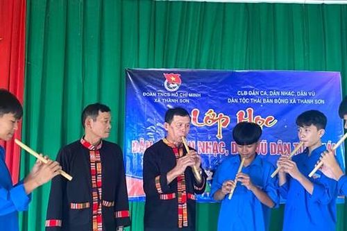 Dạy học sinh, đoàn viên đánh cồng chiêng, thổi kèn lá để bảo tồn văn hóa