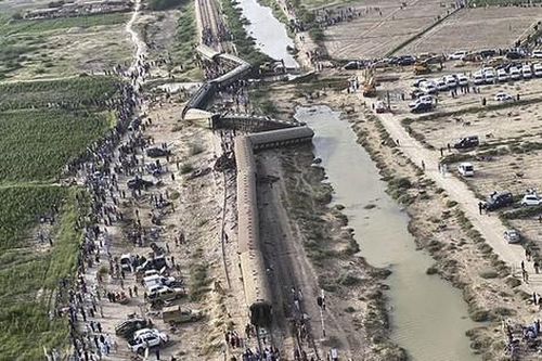Pakistan: Tàu chở khách trật bánh, ít nhất 120 người thương vong