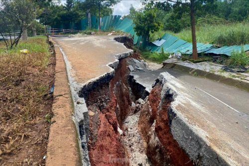 Bộ GTVT yêu cầu khắc phục nhanh đường bị sụt trượt do mưa lũ
