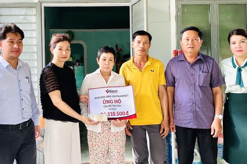 Mẹ đơn thân xúc động đón nhận tấm lòng bạn đọc