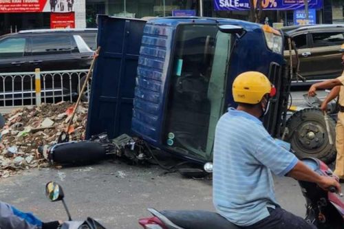 Xe ben lật nghiêng đè cô gái ở TP.HCM