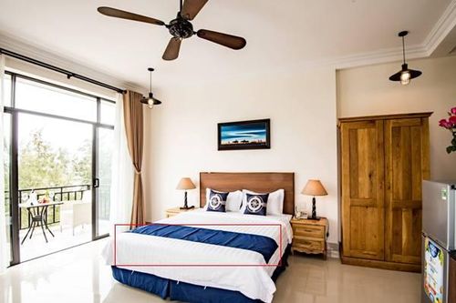 Vì sao giường khách sạn thường có tấm vải trải ngang?
