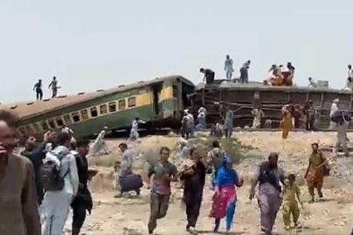 Hiện trường vụ tai nạn tàu hỏa thảm khốc ở Pakistan, hơn 100 người thương vong