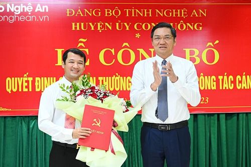 Trao quyết định bổ nhiệm Bí thư Huyện ủy Con Cuông