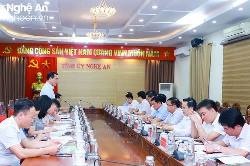 Đoàn khảo sát tổng kết 10 năm thực hiện Quyết định 218-QĐ/TW của Bộ Chính trị làm việc với Thường trực Tỉnh ủy Nghệ An