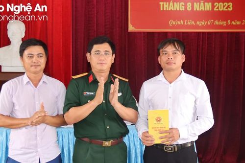 Chỉ huy trưởng Bộ Chỉ huy Quân sự tỉnh dự sinh hoạt chi bộ cơ sở tại thị xã Hoàng Mai