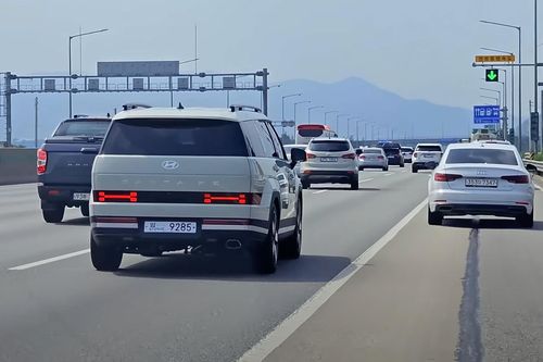 Cận cảnh Hyundai Santa Fe 2024 xuất hiện nổi bật trên phố