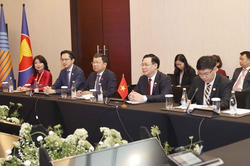 Chủ tịch Quốc hội Vương Đình Huệ gặp Chủ tịch Quốc hội Thái Lan
