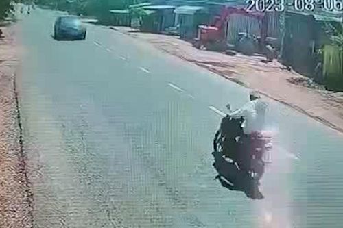 Long An: Xe máy đâm trực diện ô tô, một người tử vong tại chỗ