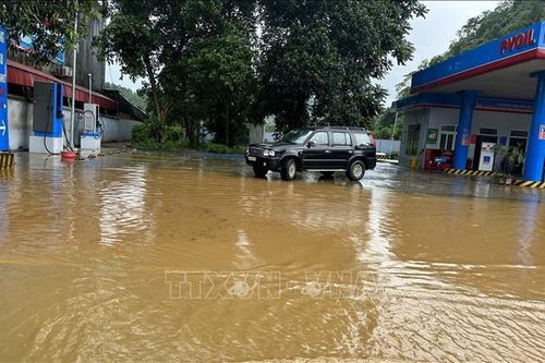 Mưa lớn gây ngập cục bộ nhiều tuyến phố ở Lào Cai