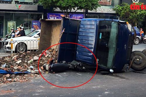 Xe ben mất lái lật đè người đi đường
