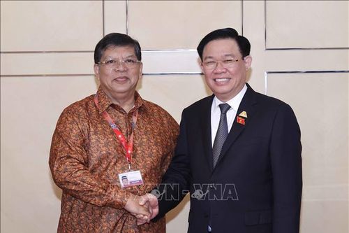 Chủ tịch Quốc hội Vương Đình Huệ gặp Chủ tịch Hạ viện Malaysia Tan Sri Dato' Johari Bin Abdul
