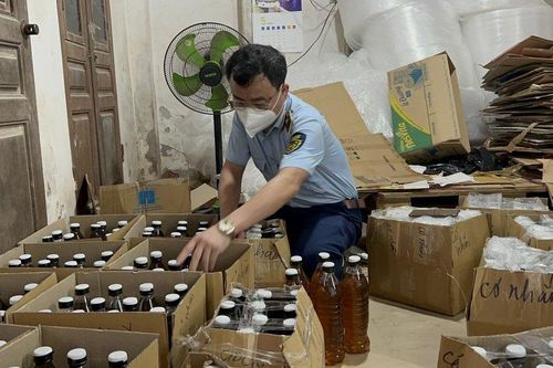 Hà Nội: Khởi tố vụ án buôn bán hơn 2000 lít mật ong giả