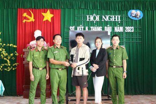 Chiến sĩ cảnh sát cơ động nhặt được của rơi trả lại người bị mất