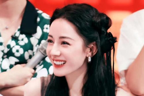 Địch Lệ Nhiệt Ba chính thức hết thời, còn bị đàn em 'nẫng tay trên'