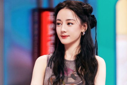 Địch Lệ Nhiệt Ba bất ngờ công khai con trai, bé con được nhận xét giống hệt mẹ
