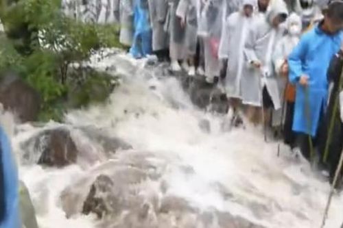 Mưa tuôn xối xả như thác lũ, hàng trăm du khách vừa xuống núi vừa run sợ