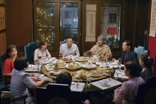 'Món quà của cha' tập 10: Ông Nhân khiến bà Thủy tái mặt khi ăn tiệc sang trọng mà kể chuyện vớt xác
