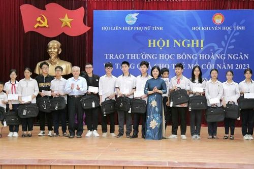 Học bổng Hoàng Ngân chắp cánh ước mơ cho các em học sinh tỉnh Nam Định
