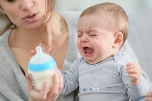 Cha mẹ nên làm gì khi bé bước vào thời kỳ lười bú sữa?