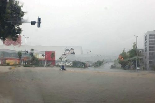 Mưa lớn gây ngập cục bộ nhiều tuyến phố ở Lào Cai