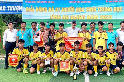 Sôi nổi giải bóng đá dành cho học sinh cơ sở