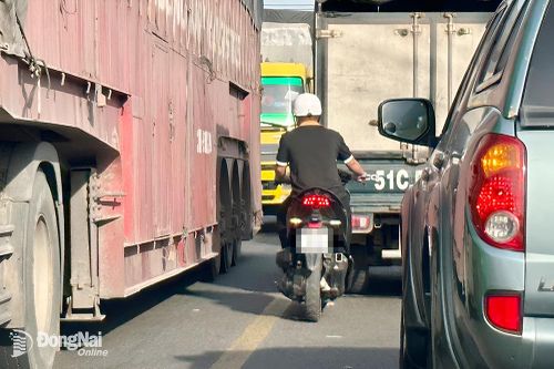 'Thót tim' với những pha liều lĩnh của người đi xe máy