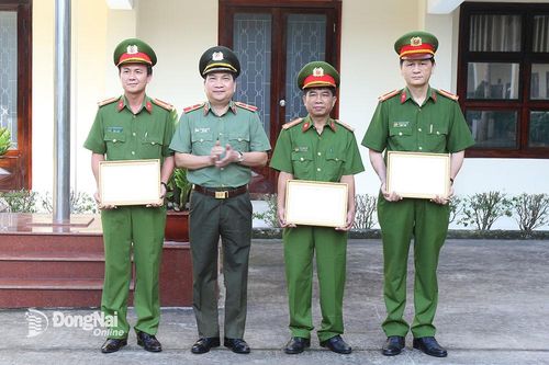 Khen thưởng các tập thể điều tra làm rõ vụ giết người, cướp tài sản